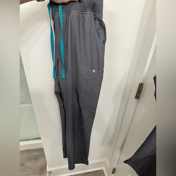 Grey figs scrubs - Picture 4 of 4